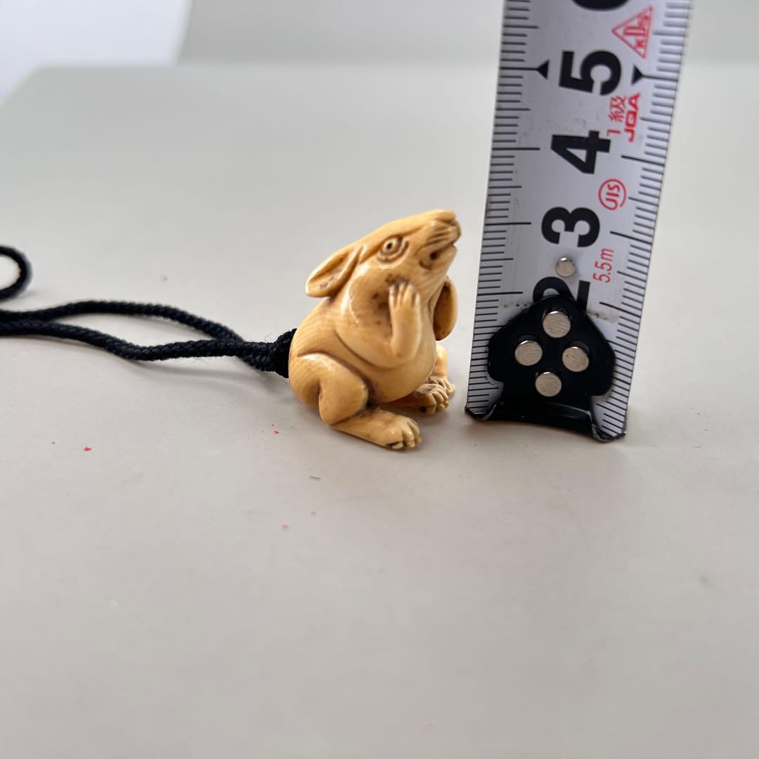 ウサギと子ウサギの彫刻