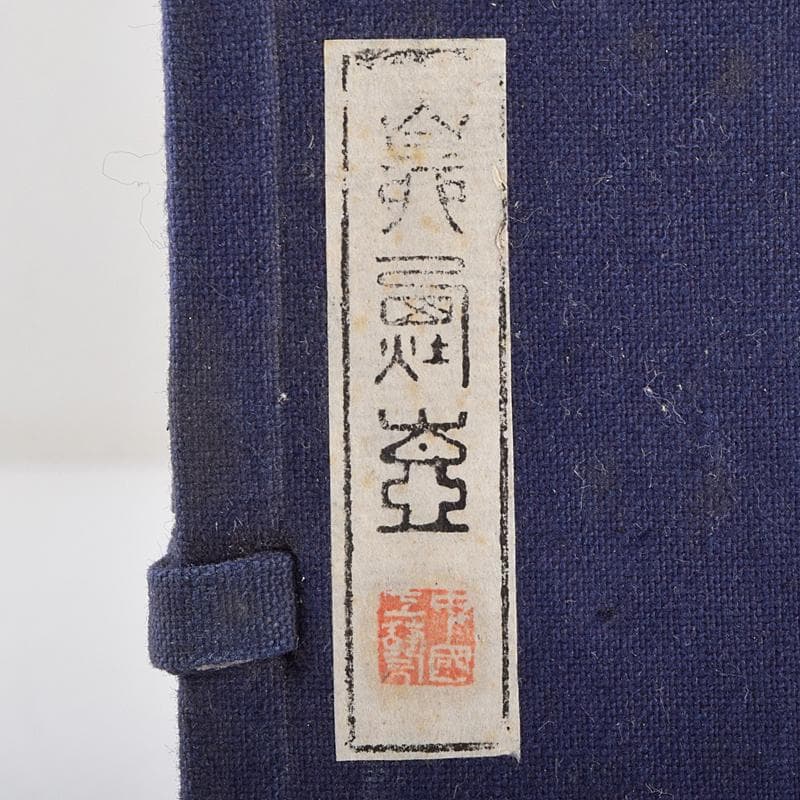 中国　牛角製　人物牛刻　鼻煙壷　木製台付　M　8977