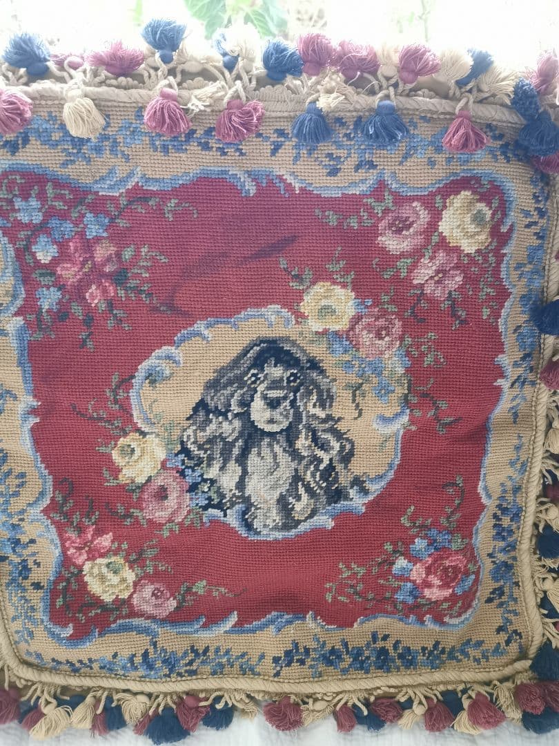 アンティークニードルポイント プチポワン犬と薔薇 色糸タッセル付クッションカバー
