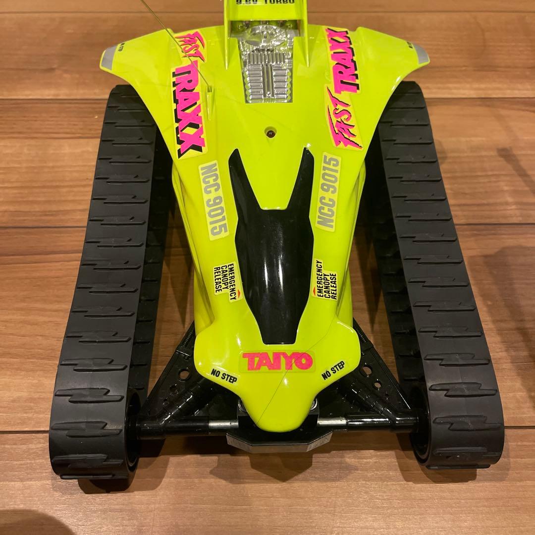 スポーツカーと戦車