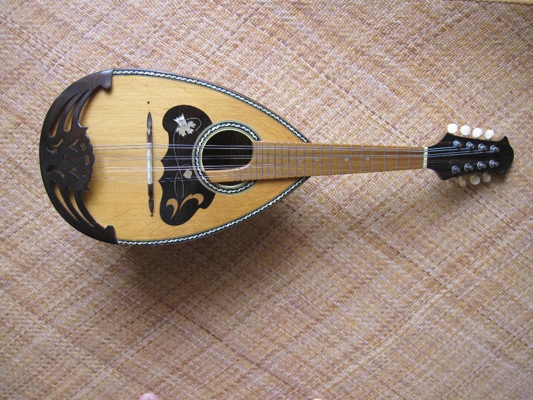 伝統的な木製マンドリン 6弦