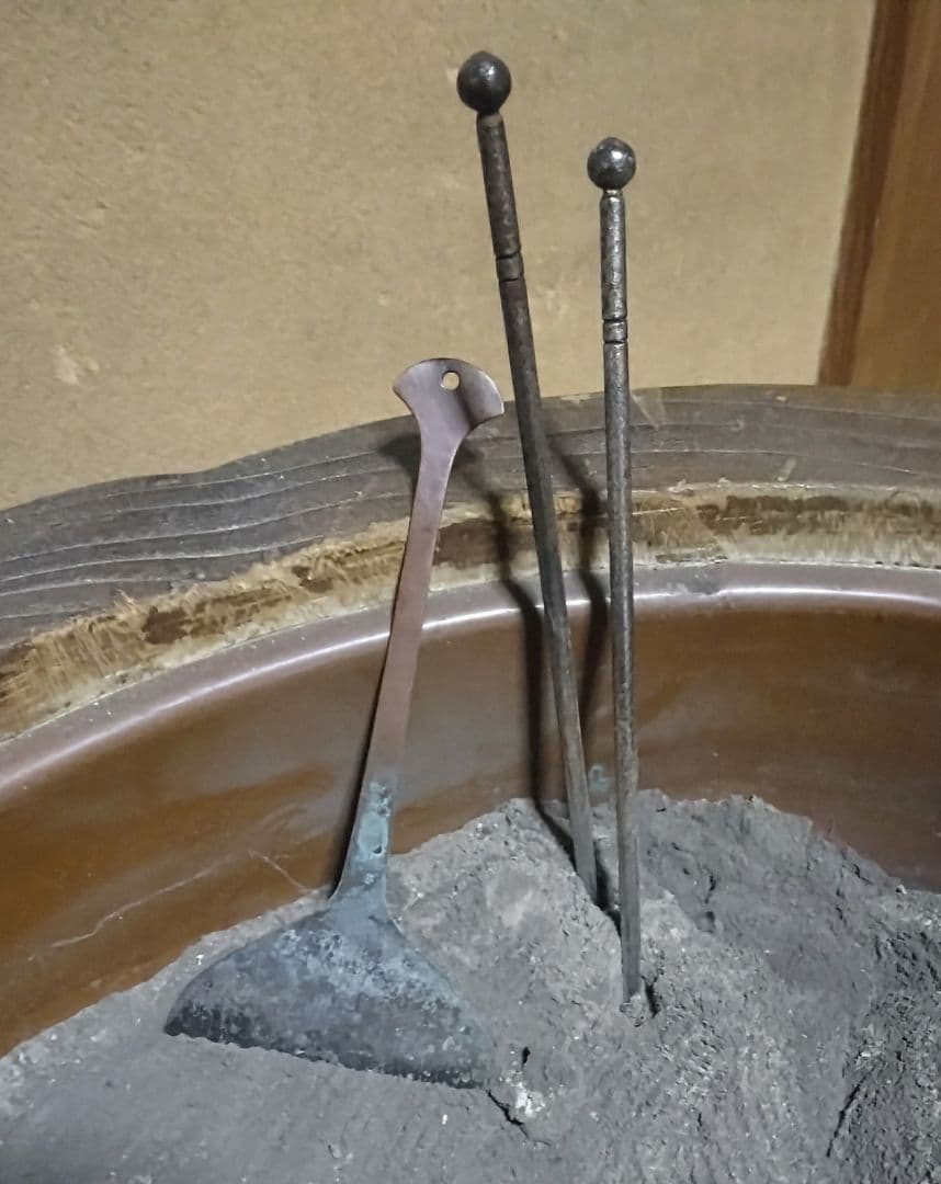 火鉢 灰 道具付★大型 切り株 木製 火鉢 レトロ 銅 手焙り