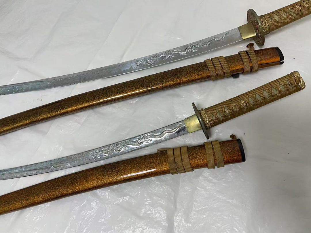 日本刀 波紋模様 金色鞘