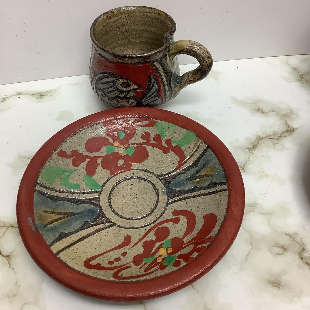 新品　沖縄県壺屋焼　小橋川清正　やちむん　赤絵魚紋　カップ&ソーサー　琉球陶器