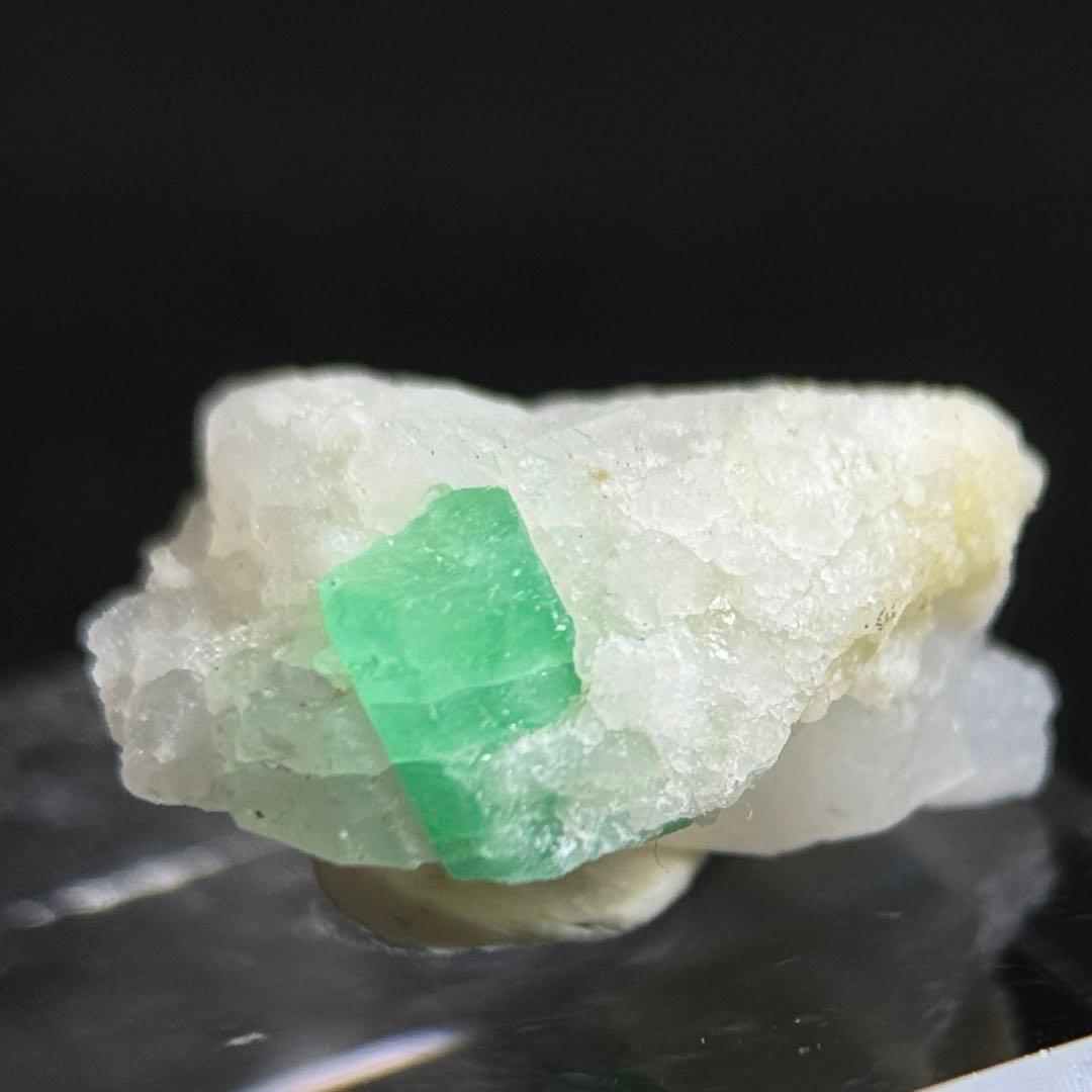 エメラルド カルサイト 共生石14.7ct インド産 鉱物標本 原石 置物