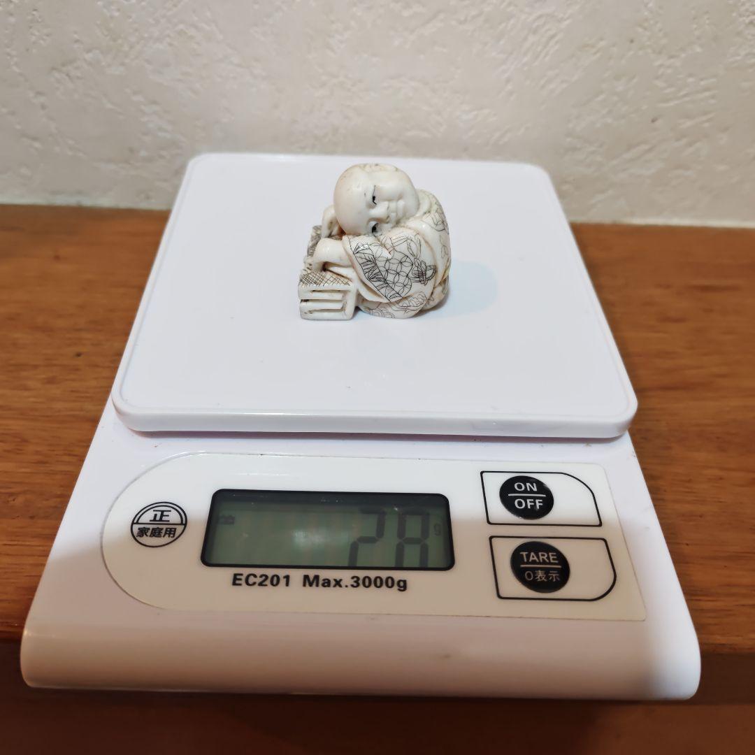 時代提物 人物根付 天然素材 【一休みする小僧】高さ約3.3cm 重さ約28ｇ