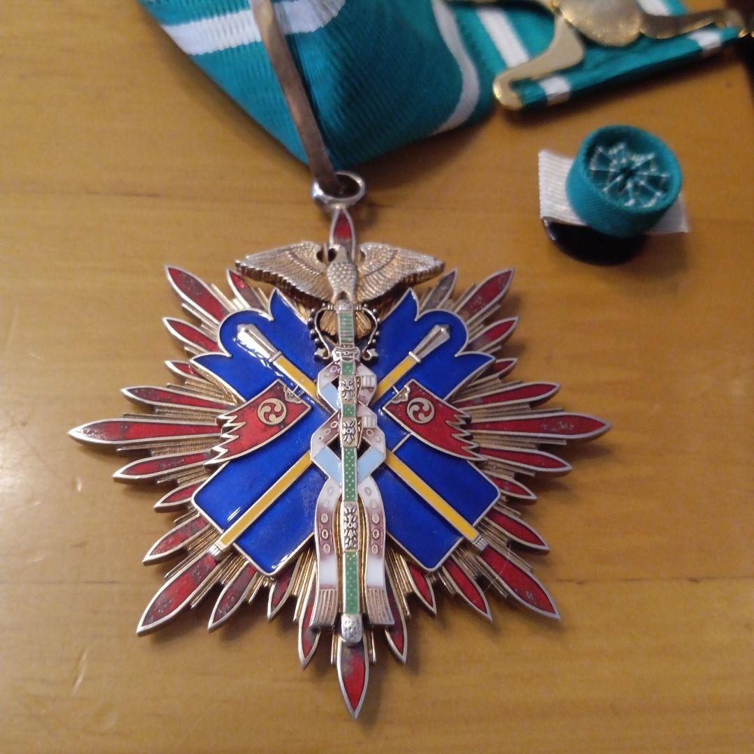 【本物保証 極美品】功三級金鵄勲章 明治勲章 初期型 略綬付 完品 勲章 徽章