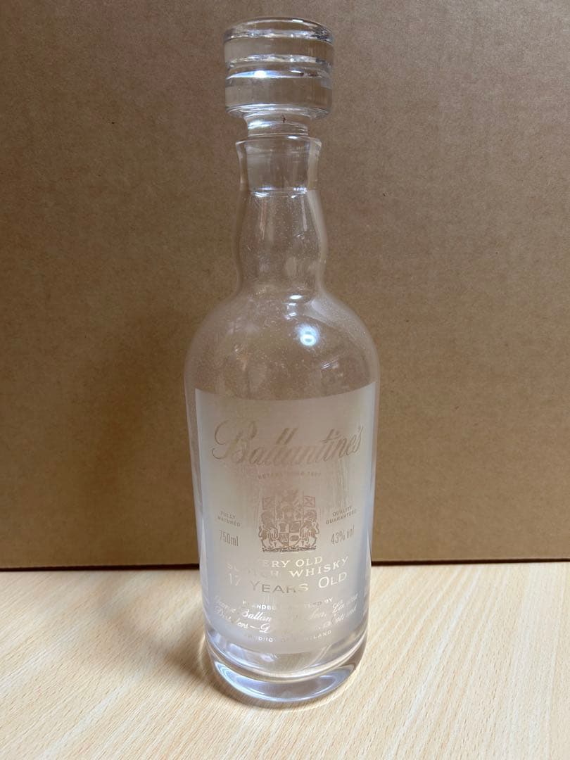 Ballantines アタッシュケース、化粧瓶、水差し、フォト ニュース