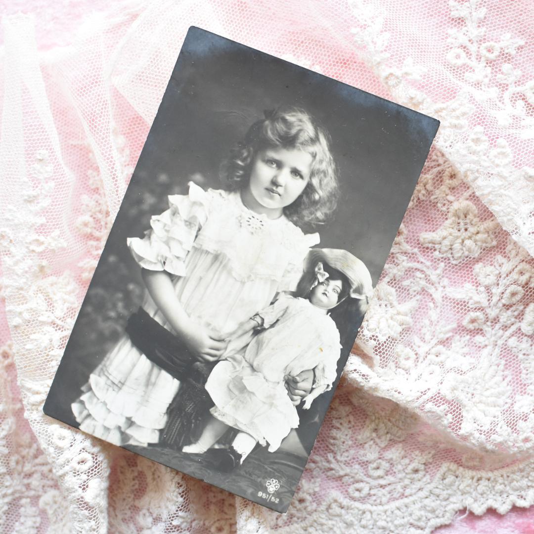 *アンティークポストカード　お人形とお揃いのお洋服の可愛い少女