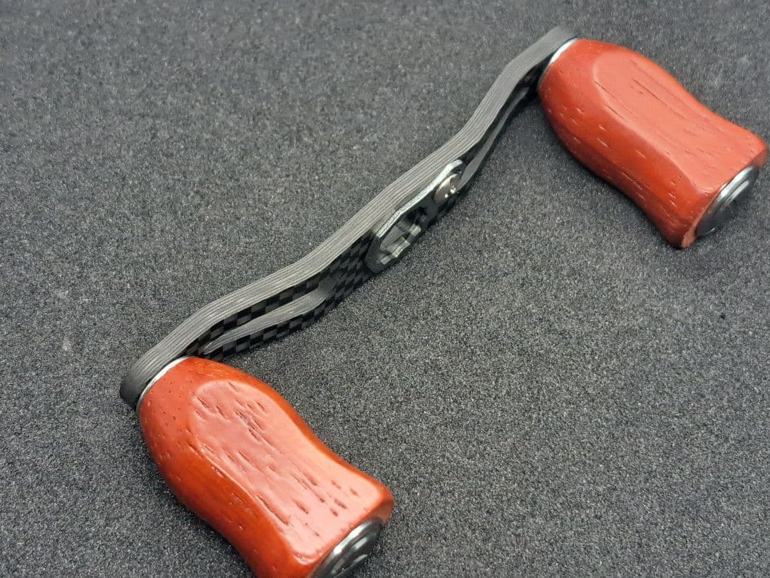 カーボンハンドルノブセット　ダイワ/シマノ対応　全長95mm軸間85mm