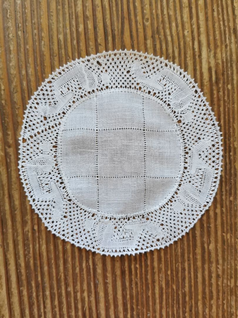 アンティークフランダースレース 花頭を垂れた薔薇 目抜き透かし格子刺繍 ドイリー