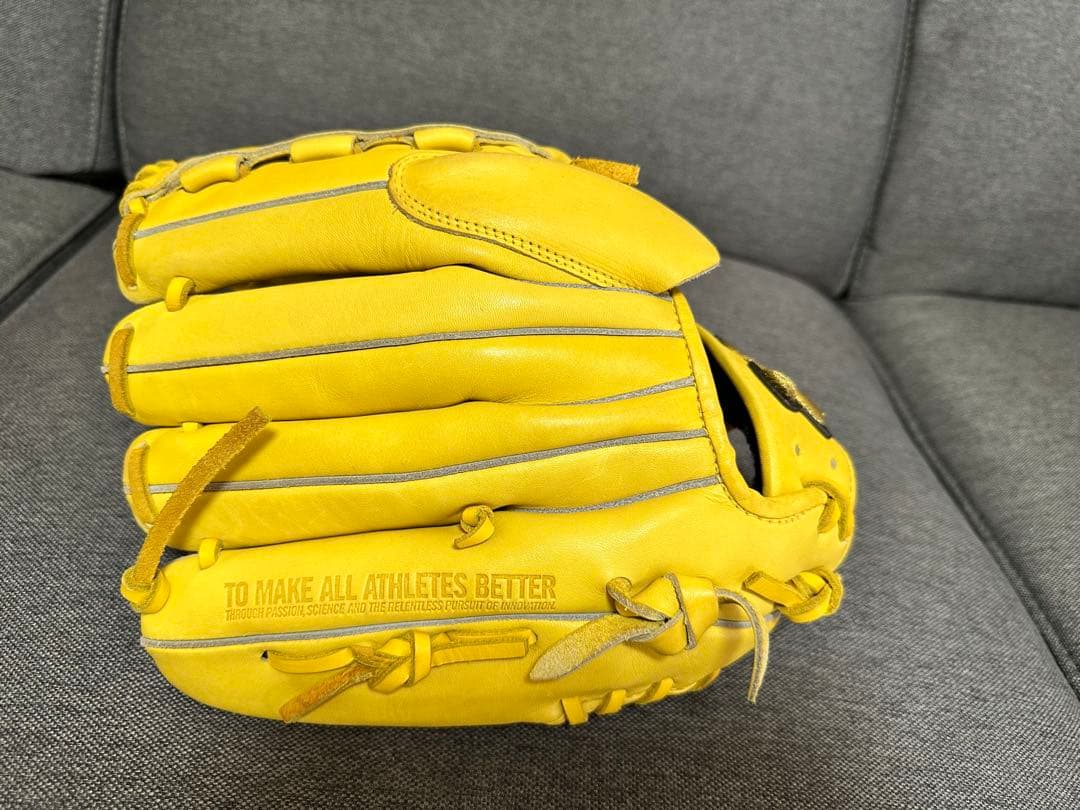 美品　アンダーアーマー　軟式　投手用　グローブ