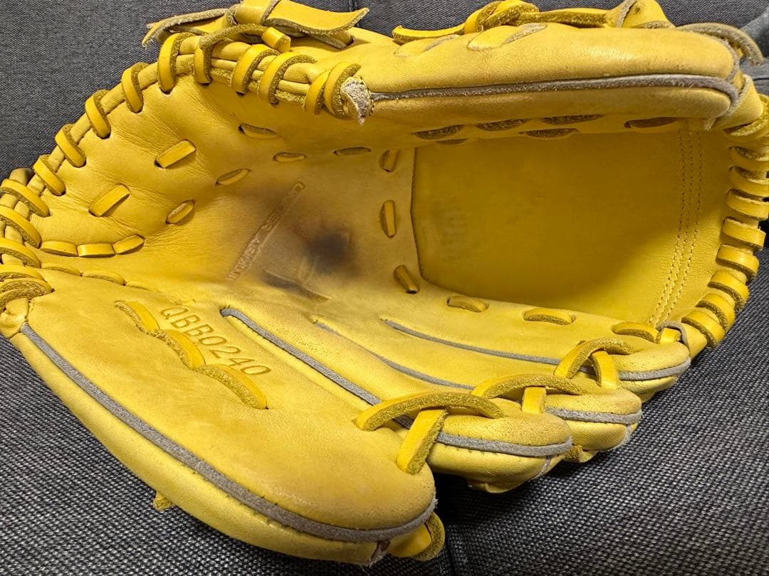 美品　アンダーアーマー　軟式　投手用　グローブ