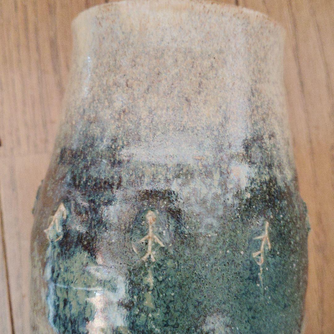 京都清水焼。谷口良三作 緑とベージュの花瓶 人のシルエット彫刻入り