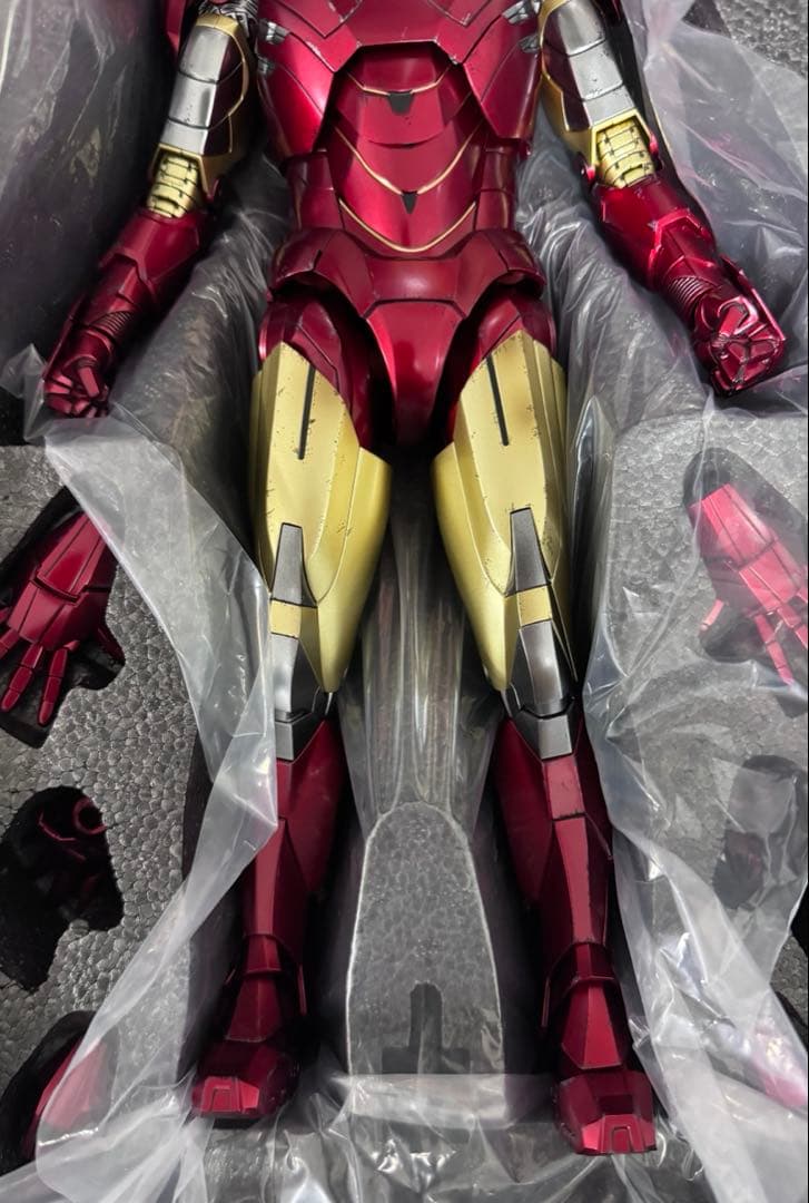 ホットトイズ　アイアンマン・マーク６ （２.０版）［パワードスーツ装着機付き］