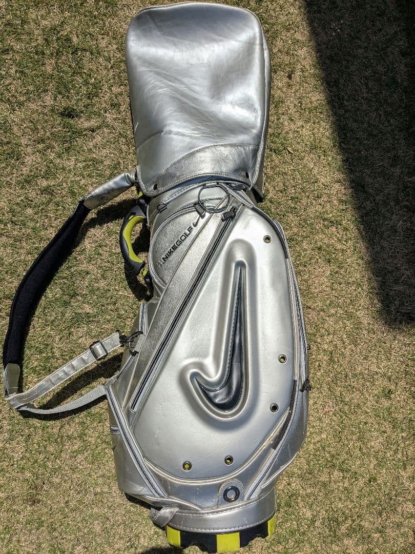 ナイキゴルフ　キャディーバッグ　シルバー　おまけつき