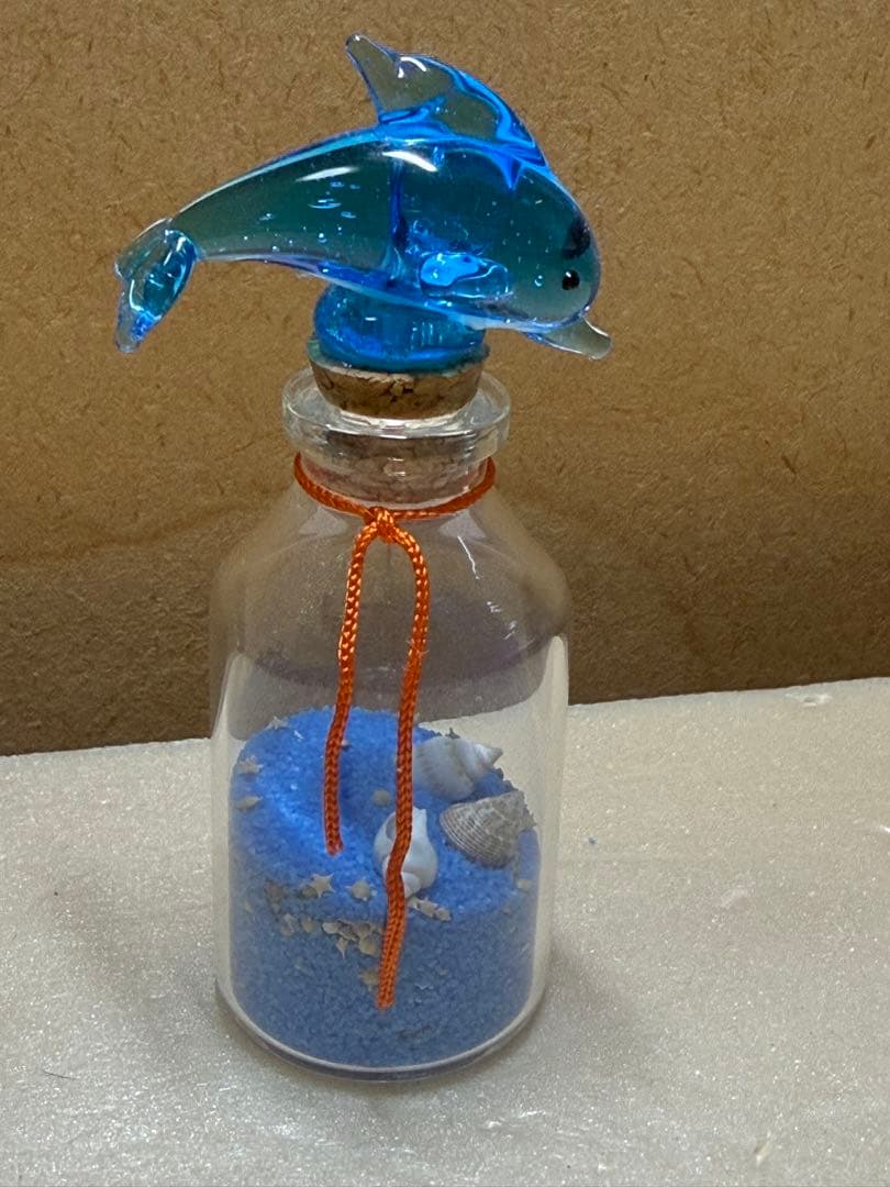 青いガラスのイルカのボトル