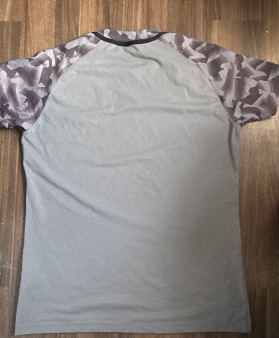 Under Armour 青森山田グレー シャツ 迷彩柄