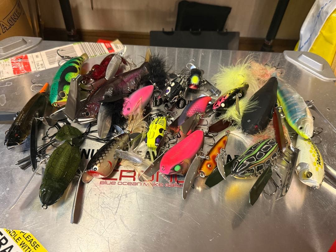 【バス釣り用品まとめ売り】リール、ルアー、ワーム大量セット　タックルボックス付き
