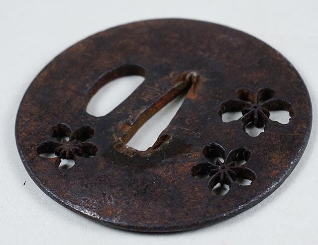 時代武具　刀装具　重次銘　桜透かし彫り 鉄製鍔