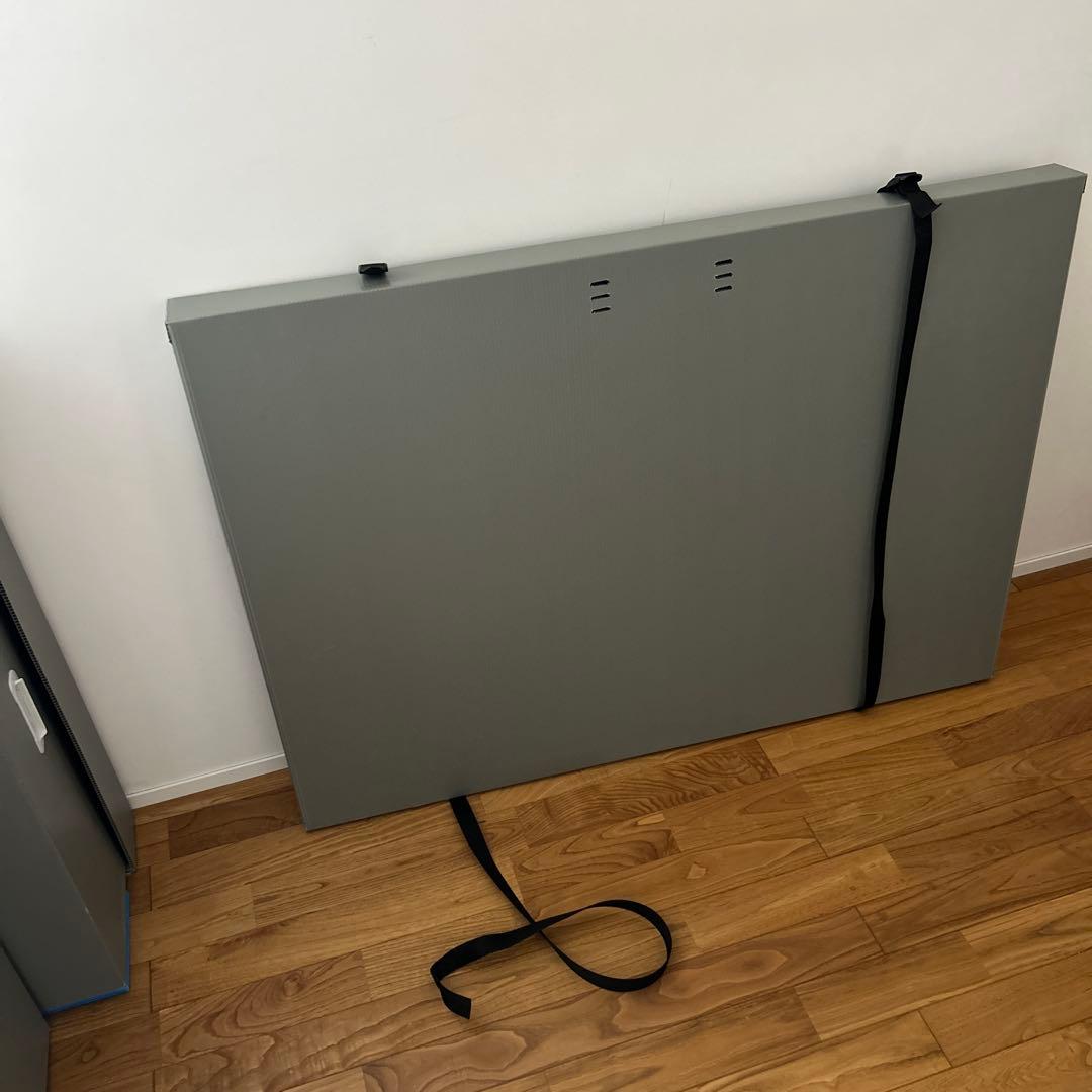 グレーの折りたたみ作品収納ケース