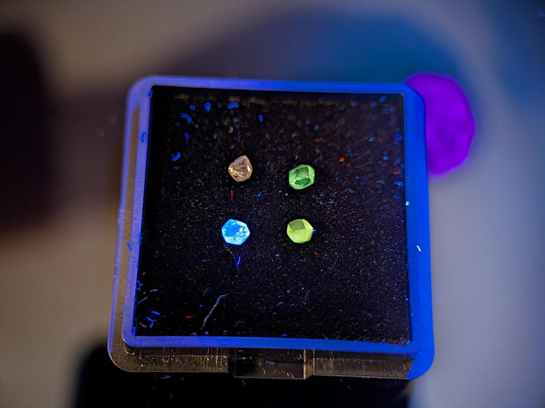 蛍光ダイヤモンド原石４色セット　計0.37カラット　ボツワナ産