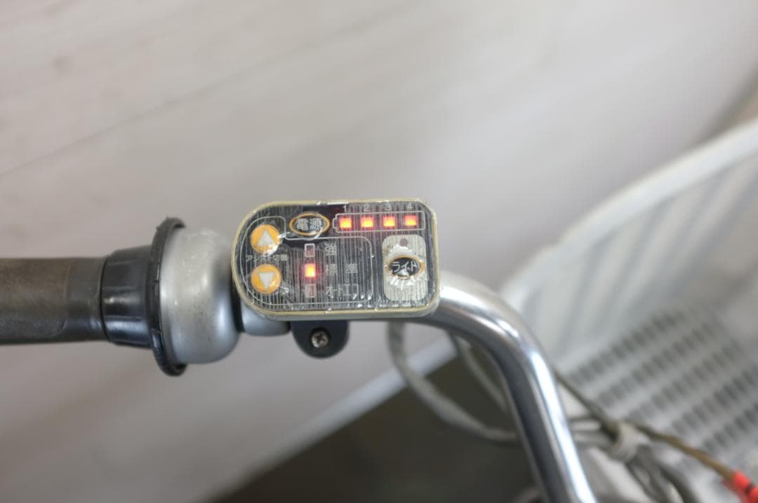 良品新基準　ブリヂストン製　アシスタ　26インチ　3段　4.0Ah充電器あり