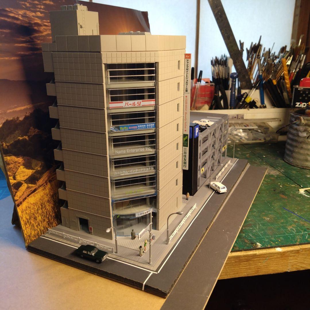 Nゲージ テナントビルと併設駐車場ミニジオラマ