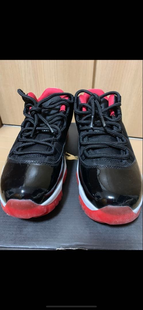 エアジョーダン 11 レトロLOWのブラック/レッド