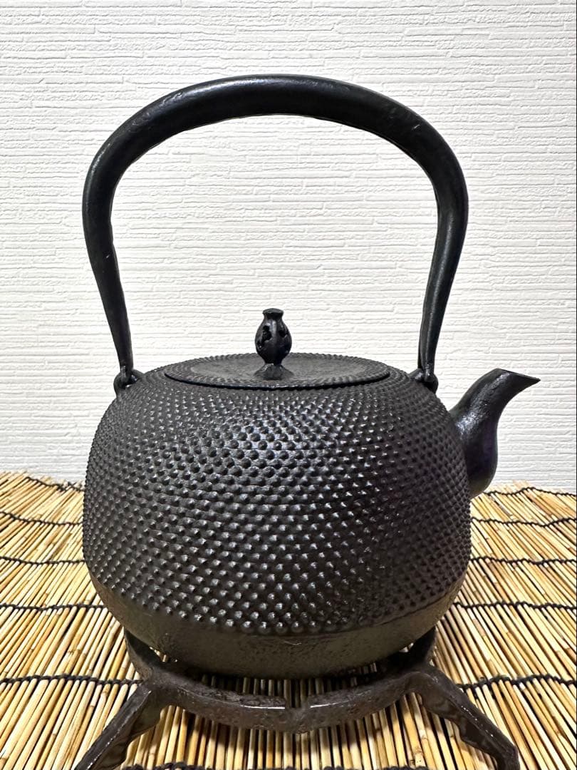 未使用品、付属品付　南部成龍堂鋳造所　伝統工芸士及川光正(齋峰)１８型　南部鉄瓶