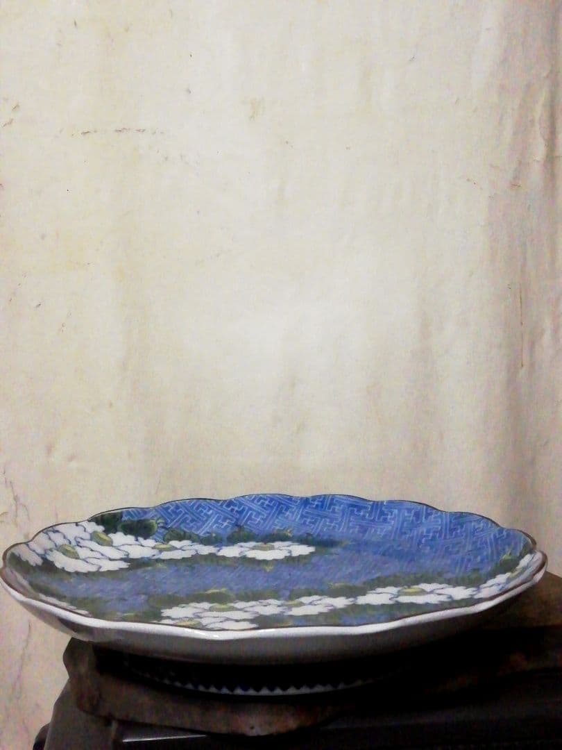 京都の老舗ブランド「たち吉」の大皿/ 英国で高値取引