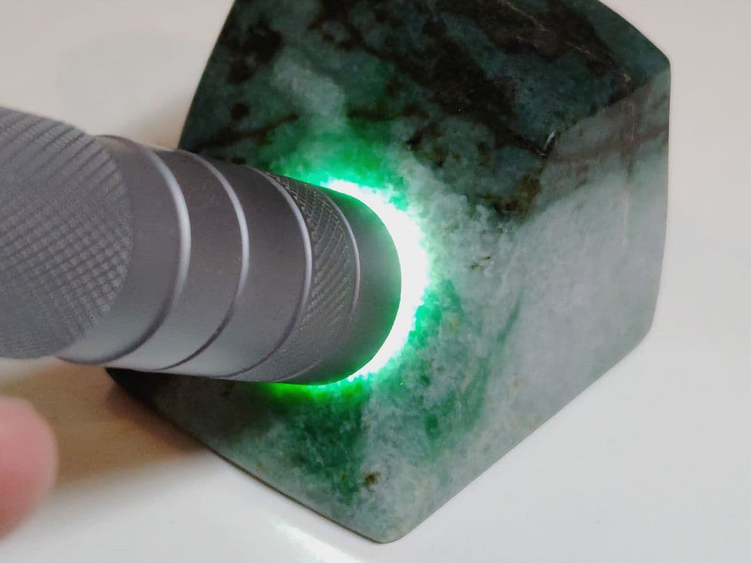 白青緑 194g 翡翠 ヒスイ 原石 鑑賞石 自然石 誕生石 鉱物 鉱石 水石