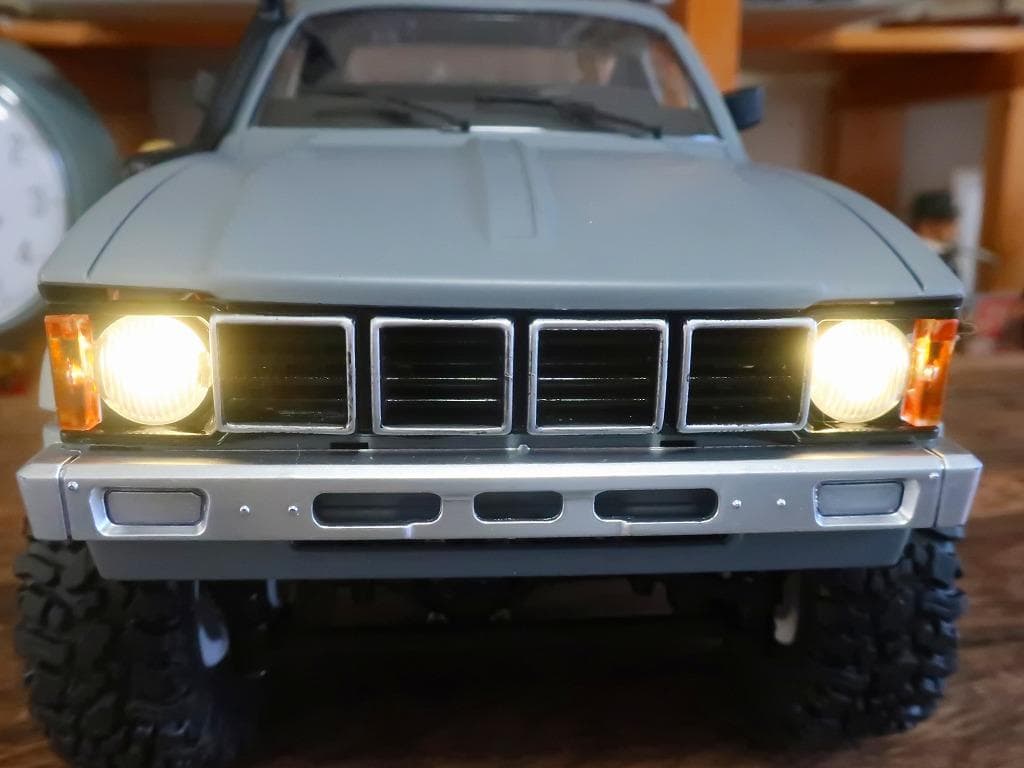 トヨタハイラックス クローラーラジコン VAN仕様 RTR フィギュア付