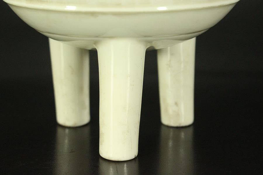 中国美術 白磁 饕餮紋 三足 双耳 香炉 高13.8cm(LC632)