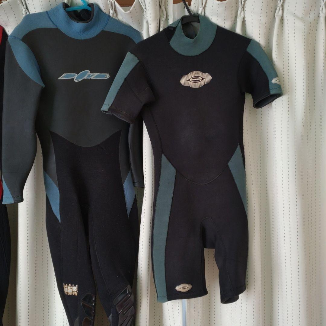 赤と黒の長袖ウェットスーツ