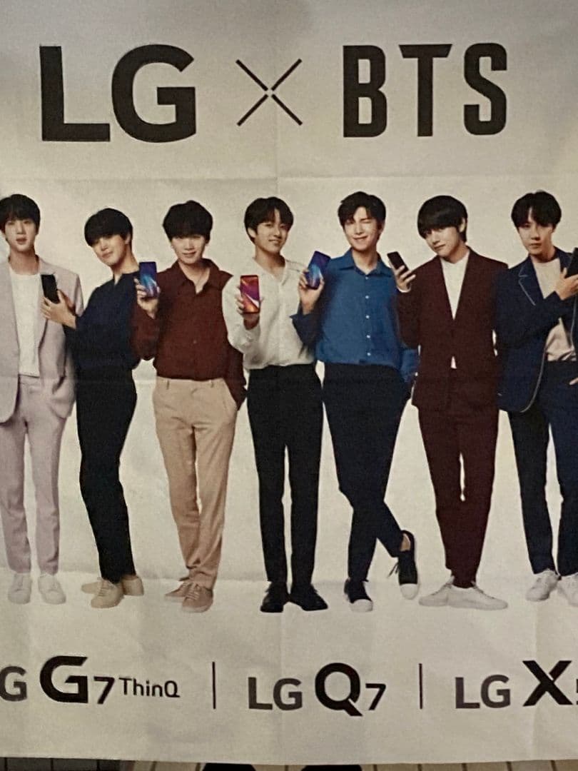 BTSのスマホCMの垂れ幕です。韓国でも入手困難な品物です。日本で唯一1枚。