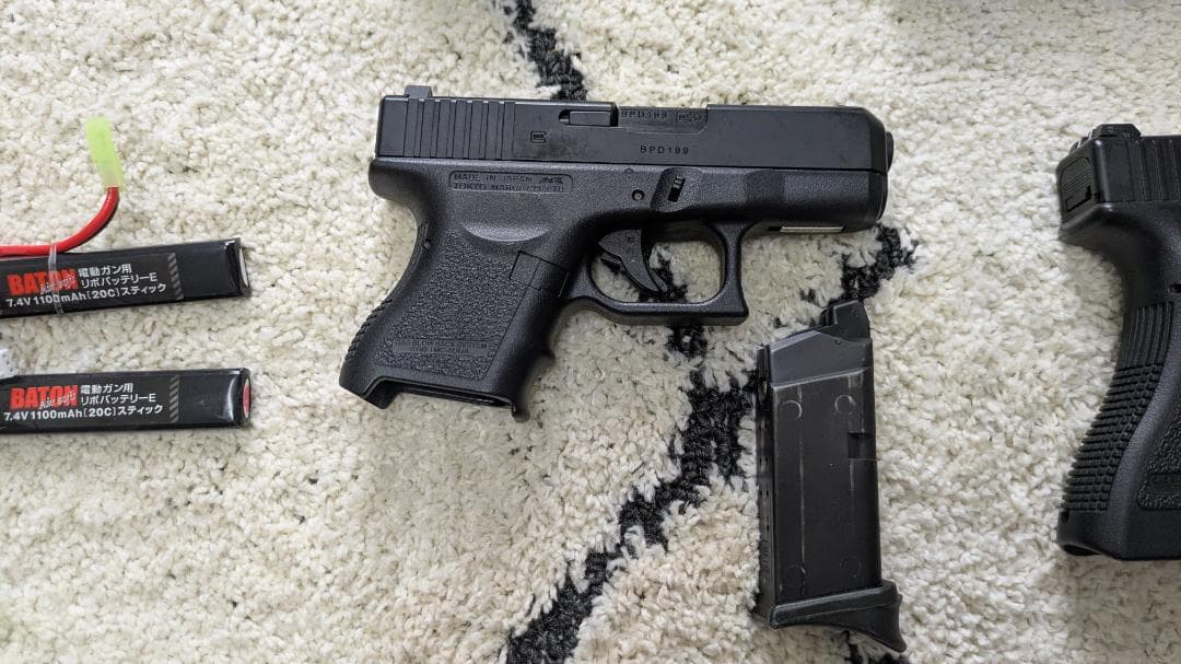 18禁エアガン4丁のセット販売(バッテリーとケース付き)