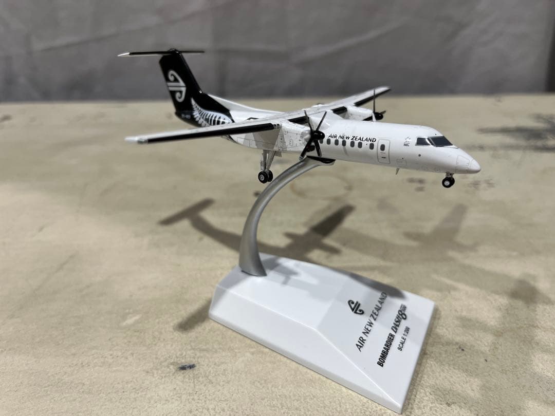 航空機・ヘリコプター BOMBARDIER DASH 8 Q300 AIR NEW ZEALAND