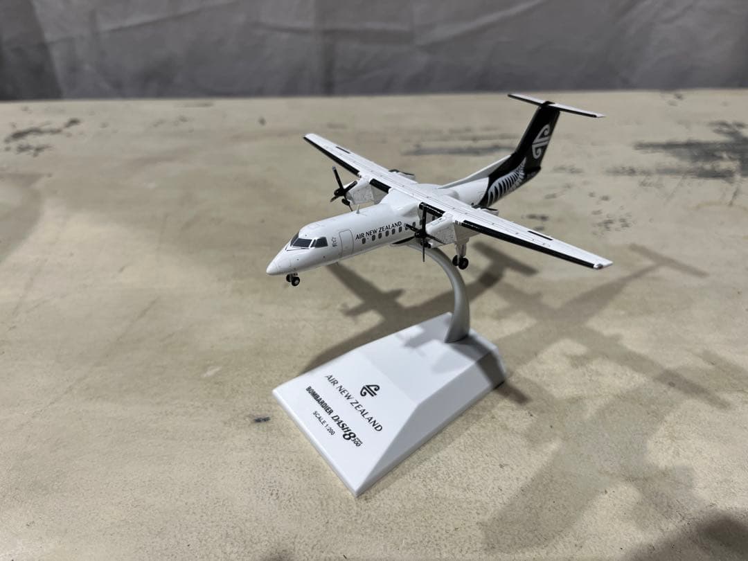 航空機・ヘリコプター BOMBARDIER DASH 8 Q300 AIR NEW ZEALAND