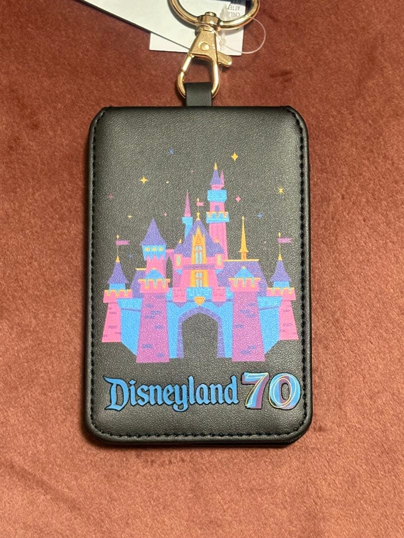 【新品未使用】カリフォルニアディズニー70周年 パスケース(ネックストラップ付)