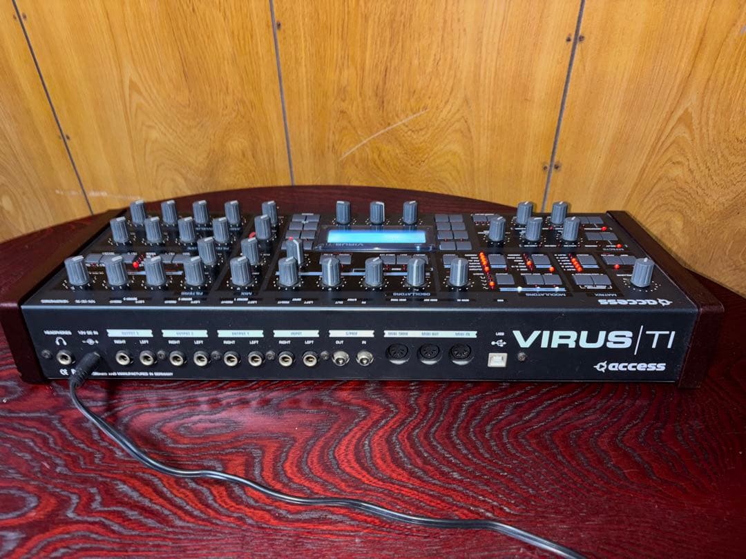 Access Virus TI シンセサイザー