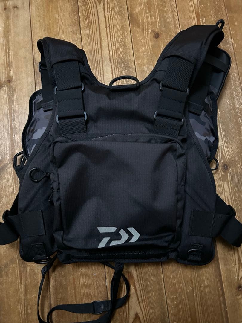 マ*ホ様 DAIWAフィッシングベストDF-6206 ブラック 迷彩柄