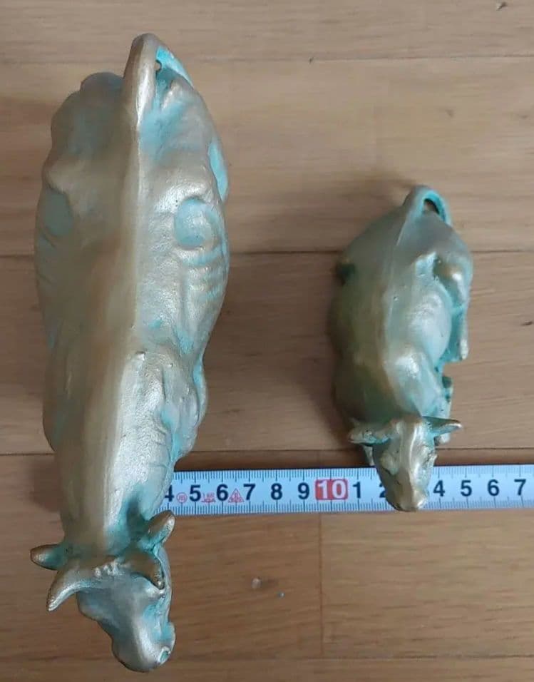 金色の牛と子牛の置物