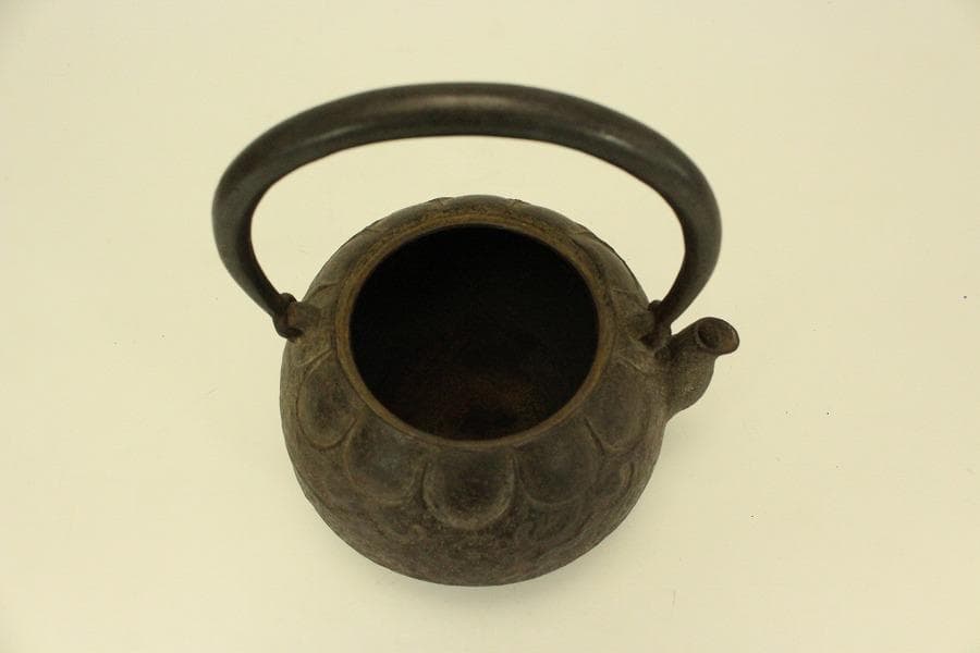 有山金生堂造 丸形 輪花 鉄瓶 在銘 時代物(A924)