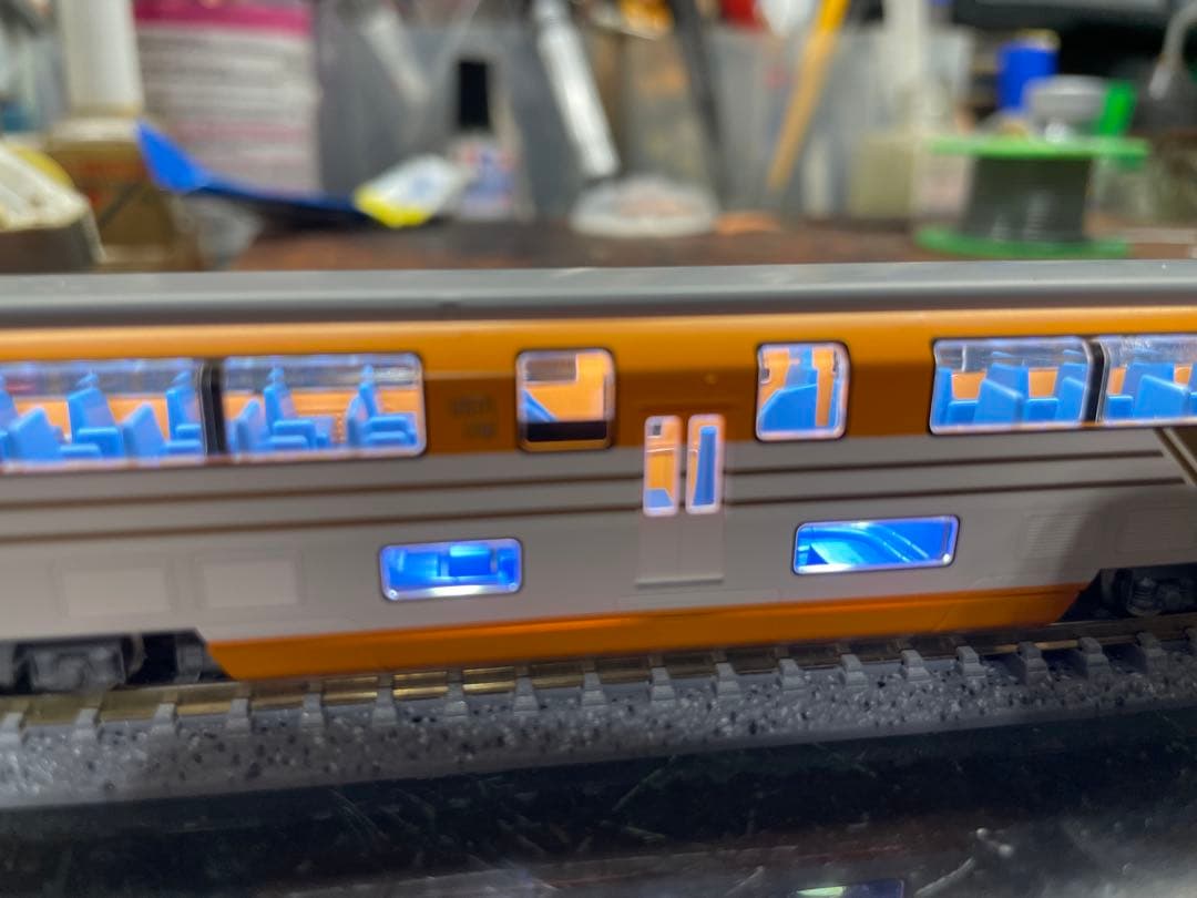 TOMIXのVista EX（喫煙室付き）に室内灯を装着致します。