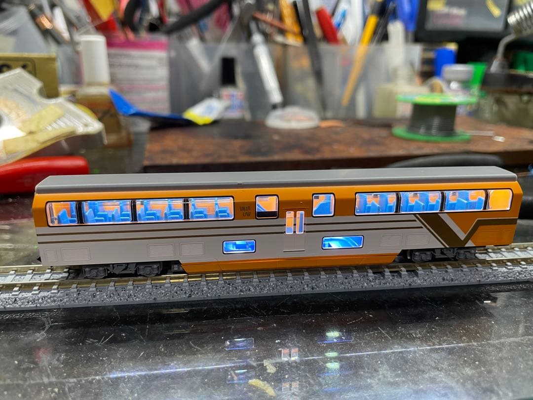 TOMIXのVista EX（喫煙室付き）に室内灯を装着致します。