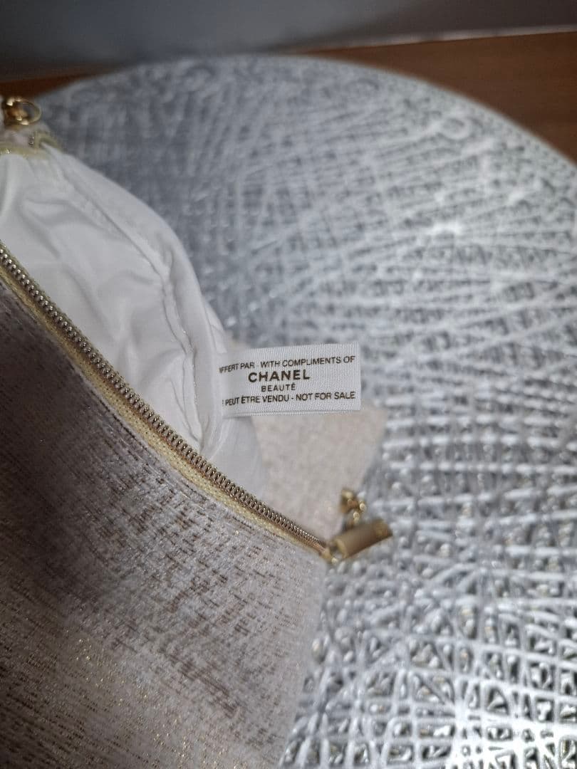 CHANEL 　ホリデー限定ポーチ　ベージュ　ノベルティ　斜め掛け