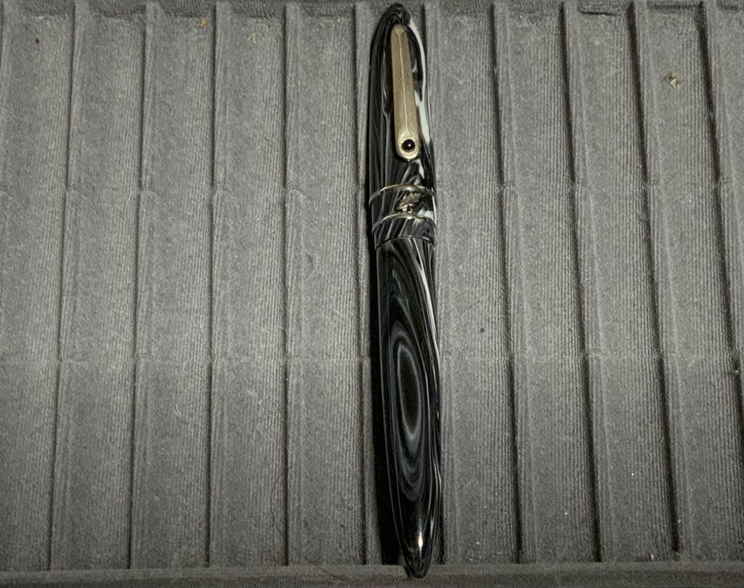 Stipula スティピュラ万年筆　Model T グラファイト　チタンニブ