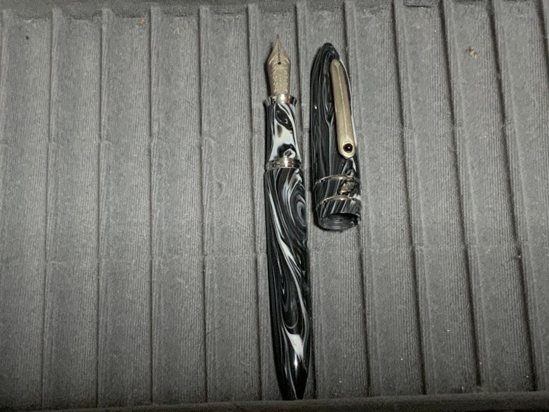 Stipula スティピュラ万年筆　Model T グラファイト　チタンニブ