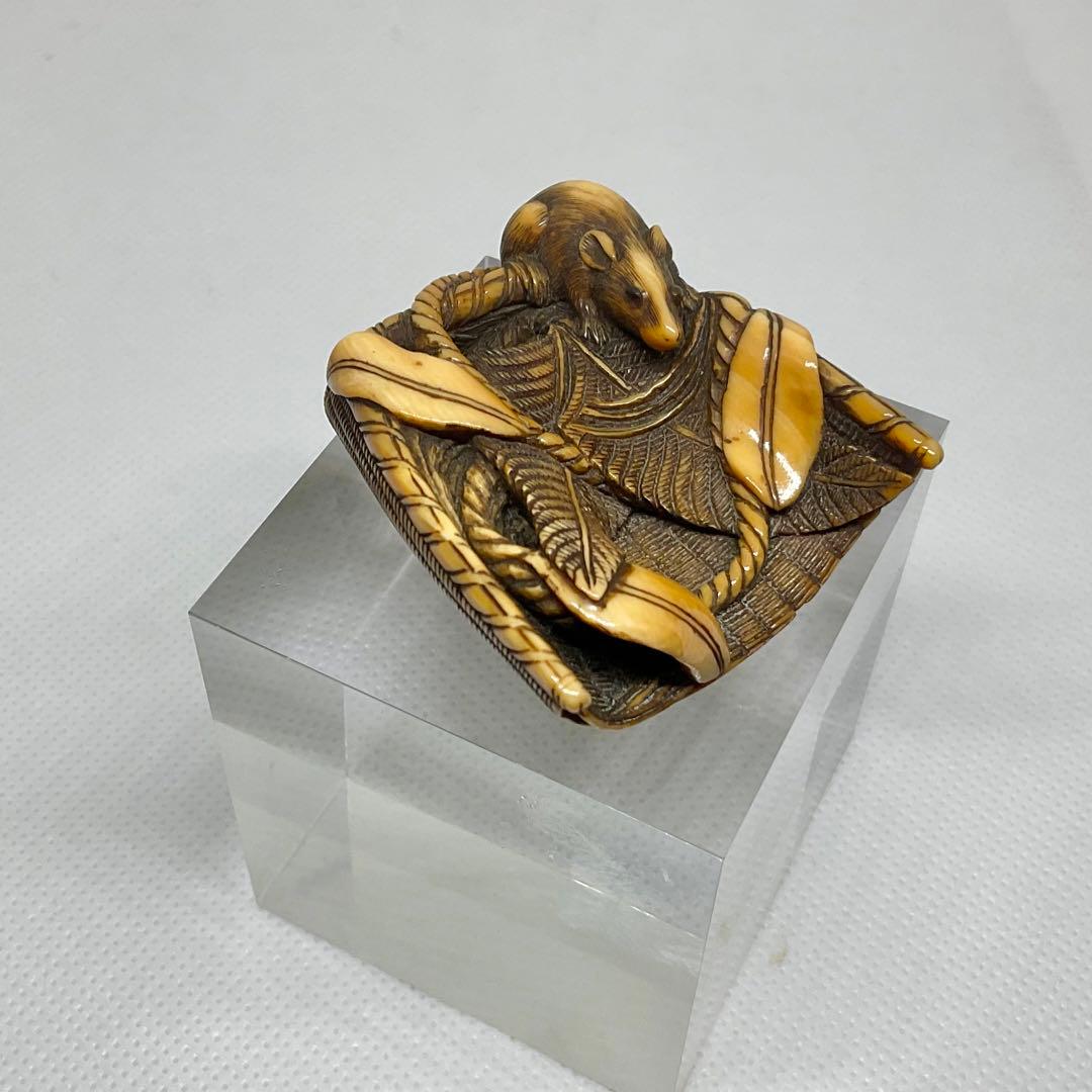 手箕に鼠根付　精密細工